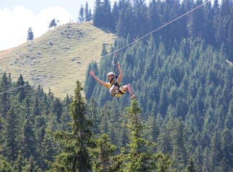 Proprio di fronte all'Explorer Hotel Neuschwanstein a Nesselwang, è possibile scalare l'Alpspitze e poi sfrecciare giù dalla cima con l'AlpspitzKICK.
