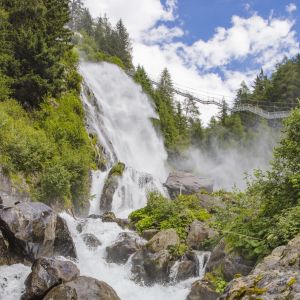 Der Stuibenfall - ein atemberaubendes Naturschauspiel 159 m stürzt der Stuibenfall - Tirols höchster Wasserfall - bei Umhausen in die Tiefe. An mehreren Aussichtsplattformen kann man den Stuibenfall aus verschiedenen Perspektiven betrachten.