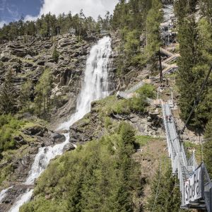 Der Stuibenfall bei Umhausen im Ötztal Der Weg bis zur obersten Aussichtsplattform am Stuibenfall bei Umhausen ist lang, aber absolut lohnenswert! Während des gesamten Aufstiegs erwarten Dich dabei mehrere Aussichtsplattformen, von denen aus Du einen gigantischen Ausblick auf Tirols höchsten Wasserfall und die Umgebung hast.