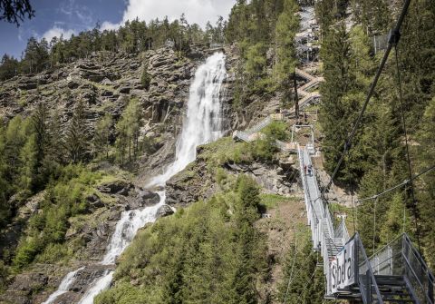 De route naar het hoogste uitkijkplatform bij de Stuibenfall bij Umhausen is lang, maar absoluut de moeite waard! Tijdens de klim wachten er verschillende uitkijkplatforms op je, die een adembenemend uitzicht bieden op de hoogste waterval van Tirol en de omgeving.