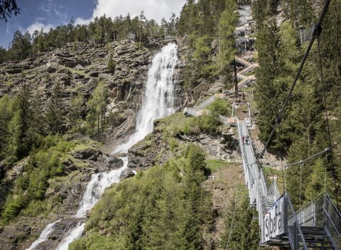 Il sentiero che porta alla piattaforma panoramica più alta, la Stuibenfall, vicino a Umhausen, è lungo, ma ne vale assolutamente la pena! Durante la salita, vi attendono diverse piattaforme panoramiche, che offrono una vista mozzafiato sulla cascata più alta del Tirolo e sui dintorni.