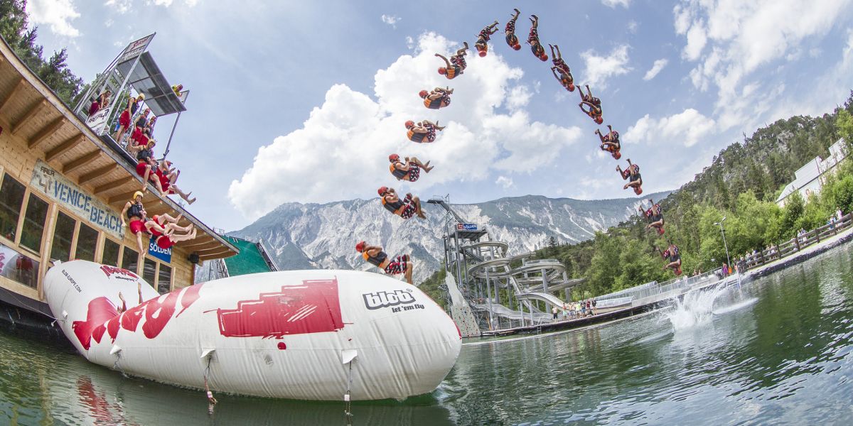 In der AREA 47 im Ötztal kannst Du Dich auf einem gigantischen Luftkissen durch die Luft katapultieren lassen. Der Blobber sitzt auf einem Ende des Luftkissens, während der Jumper auf das andere Ende spring. Der Blobber wird dabei durch die Luft katapultiert und landet im Wasser.