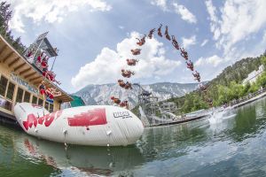In der AREA 47 im Ötztal kannst Du Dich auf einem gigantischen Luftkissen durch die Luft katapultieren lassen. Der Blobber sitzt auf einem Ende des Luftkissens, während der Jumper auf das andere Ende spring. Der Blobber wird dabei durch die Luft katapultiert und landet im Wasser.