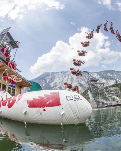In der AREA 47 im Ötztal kannst Du Dich auf einem gigantischen Luftkissen durch die Luft katapultieren lassen. Der Blobber sitzt auf einem Ende des Luftkissens, während der Jumper auf das andere Ende spring. Der Blobber wird dabei durch die Luft katapultiert und landet im Wasser.