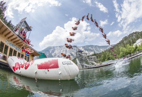Nell'AREA 47, nella valle Ötztal, è possibile essere catapultati in aria su un gigantesco cuscino d'aria. Il Blobber si siede su un'estremità del cuscino d'aria, mentre il Jumper salta sull'altra estremità. Il Blobber viene catapultato in aria e atterra in acqua.
