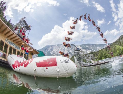 V OBLASTI AREA 47 v údolí Ötztal se můžete katapultovat vzduchem na obrovském vzduchovém polštáři. Blobber sedí na jednom konci polštáře, zatímco Jumper skáče na druhý konec. Blobber je katapultován vzduchem a přistane ve vodě.