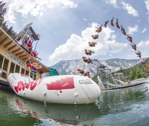 In AREA 47 in het Ötztal kun je op een gigantisch luchtkussen door de lucht worden gekatapulteerd. De Blobber zit aan de ene kant van het luchtkussen, terwijl de Jumper aan de andere kant springt. De Blobber wordt door de lucht gekatapulteerd en landt in het water.