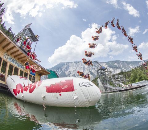 Az Ötztal-völgyben található AREA 47-es területen egy hatalmas légpárnán katapultálhatsz a levegőben. A Blobber a légpárna egyik végén ül, míg az Ugró a másik végére ugrik. A Blobber a levegőben katapultálva a vízbe landol.