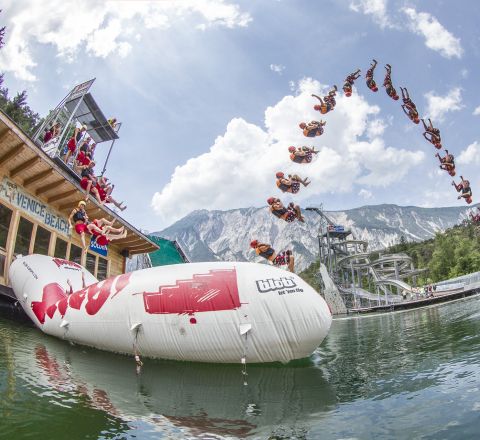 W Strefie 47 w dolinie Ötztal możesz zostać katapultowany w powietrze na gigantycznej poduszce powietrznej. Blobber siedzi na jednym końcu poduszki powietrznej, a Jumper przeskakuje na drugi koniec. Blobber katapultuje się w powietrze i ląduje w wodzie.