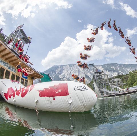 At AREA 47 in the Ötztal Valley, you can be catapulted through the air on a gigantic air cushion. The Blobber sits on one end of the air cushion, while the Jumper jumps onto the other end. The Blobber is catapulted through the air and lands in the water.