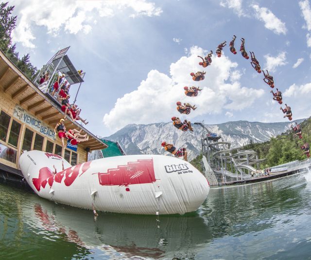 Hai avuto un blobbing oggi? Nell'AREA 47, nella valle Ötztal, è possibile essere catapultati in aria su un gigantesco cuscino d'aria. Il Blobber si siede su un'estremità del cuscino d'aria, mentre il Jumper salta sull'altra estremità. Il Blobber viene catapultato in aria e atterra in acqua.
