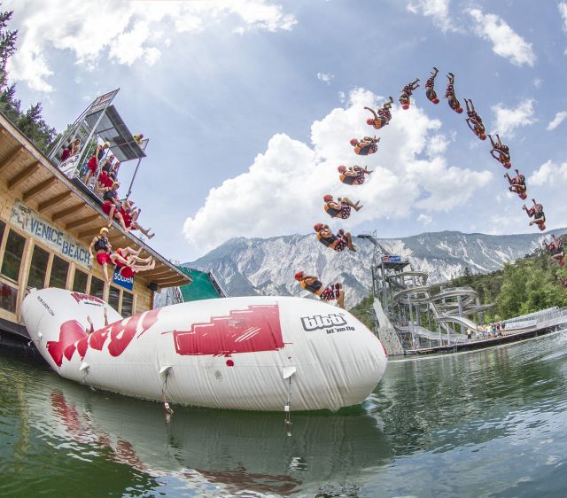 Czy zdarzyło Ci się dzisiaj mieć kleksy? W Strefie 47 w dolinie Ötztal możesz zostać katapultowany w powietrze na gigantycznej poduszce powietrznej. Blobber siedzi na jednym końcu poduszki powietrznej, a Jumper przeskakuje na drugi koniec. Blobber katapultuje się w powietrze i ląduje w wodzie.