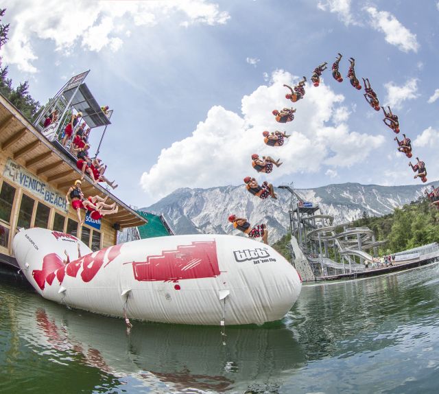 In AREA 47 in het Ötztal kun je op een gigantisch luchtkussen door de lucht worden gekatapulteerd. De Blobber zit aan de ene kant van het luchtkussen, terwijl de Jumper aan de andere kant springt. De Blobber wordt door de lucht gekatapulteerd en landt in het water.