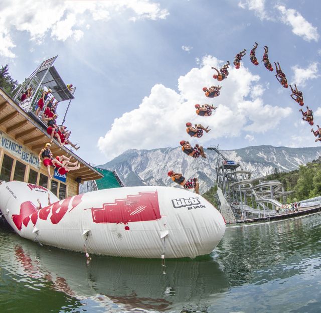 À l'AREA 47, dans la vallée de l'Ötztal, vous pouvez être catapulté dans les airs grâce à un gigantesque coussin d'air. Le « Blobber » prend place à une extrémité du coussin, tandis que le « Jumper » saute à l'autre. Le « Blobber » est alors catapulté et atterrit dans l'eau.