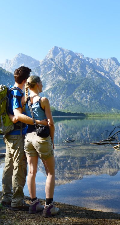 Wunderschöner Pausenplatz am See mit Blick auf das Tote Gebirge. Jetzt in Deinem Urlaub im Explorer Hotel Hinterstoder in Oberösterreich entdecken.