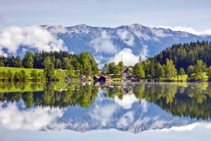 Der Bergsee liegt auf 800 Metern, umgeben von den oberösterreichischen Kalkalpen. Mit seinem Smaragdgrün Wasser lädt er zu Baden ein.