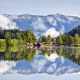 Der Bergsee liegt auf 800 Metern, umgeben von den oberösterreichischen Kalkalpen. Mit seinem Smaragdgrün Wasser lädt er zu Baden ein.