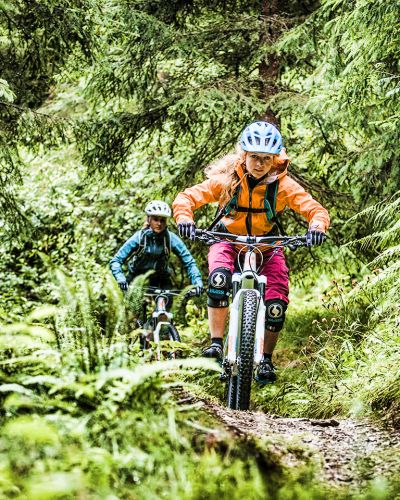 Erobere die Sigletrails im Montafon. Entweder auf eigene Faust, oder mit der geführten Tour für Einsteiger.
Starte jetzt vom Explorer Hotel Montafon aus Deinen Entdecker-Urlaub.
