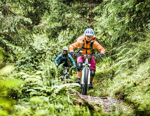 Zdolejte single traily v Montafonu. Buď sami, nebo s průvodcem pro začátečníky. Začněte svou objevitelskou dovolenou hned teď v Explorer Hotelu Montafon.