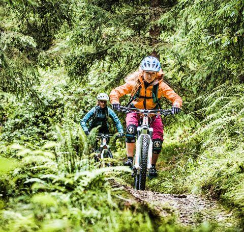 Hódítsd meg Montafon egynyomsávos ösvényeit. Akár egyénileg, akár kezdőknek szóló vezetett túrával.
Kezdd el felfedező nyaralásodat most az Explorer Hotel Montafonban.