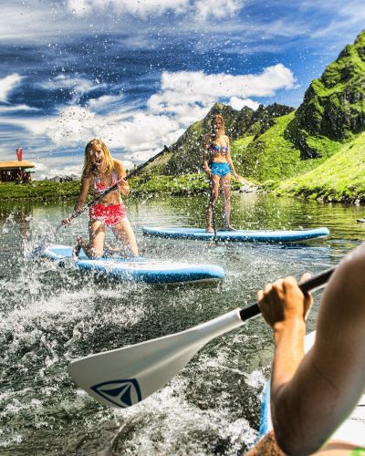 Stand Up Paddling und Floßbau auf über 2.000 Metern Höhe in Deinem Sommerurlaub im Explorer Hotel Montafon. Entdecke die tollen Bergerglebnisse der Silvretta Montafon