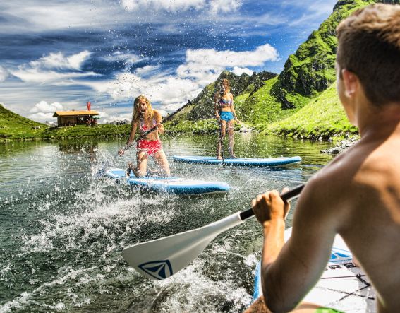 Stand Up Paddling und Floßbau auf über 2.000 Metern Höhe in Deinem Sommerurlaub im Explorer Hotel Montafon. Entdecke die tollen Bergerglebnisse der Silvretta Montafon