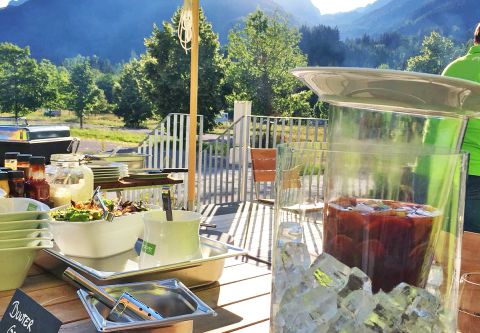 Léto, slunce, sluníčko a lahodný večer s grilováním v hotelu Explorer. Přidejte si ledově vychlazenou sangrii a lehátko – tohle prostě křičí o dovolené. Tak se vydejte do hotelu Explorer v Hinterstoderu nebo Zillertalu!