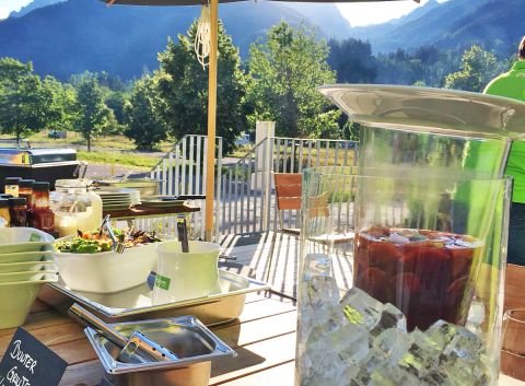 Nyár, napsütés, napsütés és egy finom grillezési este az Explorer Hotelben. Ehhez adjunk hozzá egy jéghideg sangriát és egy nyugágyat – ez maga a vakáció. Szóval, irány az Explorer Hotel Hinterstoder vagy Zillertal!