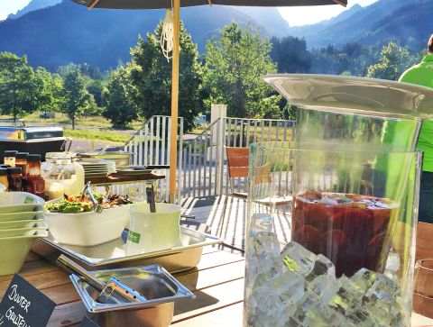 Lato, słońce, słońce i pyszny wieczór grillowy w Explorer Hotel. Dodaj lodowatą sangrię i leżak – to po prostu krzyczy „wakacje”. Wybierz się więc do Explorer Hotel Hinterstoder lub Zillertal!