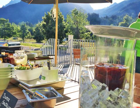 Zomer, zon, zonneschijn en een heerlijke barbecue-avond in het Explorer Hotel. Voeg daar een ijskoude sangria en een ligstoel aan toe – dat schreeuwt gewoon vakantie. Dus, op naar het Explorer Hotel in Hinterstoder of Zillertal!