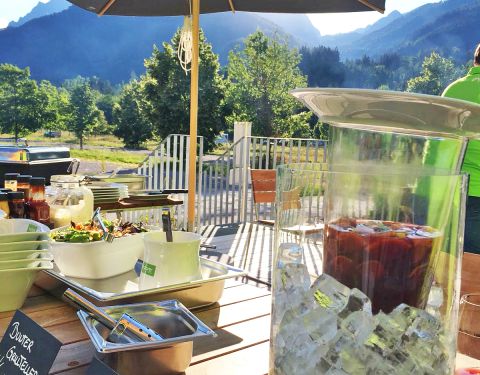 Summer, sun, sunshine, and a delicious barbecue evening at the Explorer Hotel. Add an ice-cold sangria and a lounge chair—that just screams vacation. So, head to the Explorer Hotel Hinterstoder or Zillertal!