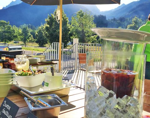 Zomer, zon, zonneschijn en een heerlijke barbecue-avond in het Explorer Hotel. Voeg daar een ijskoude sangria en een ligstoel aan toe – dat schreeuwt gewoon vakantie. Dus, op naar het Explorer Hotel in Hinterstoder of Zillertal!