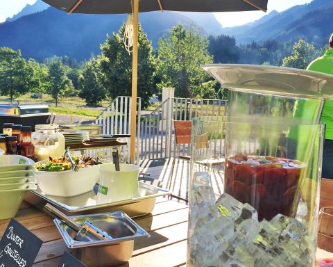 Summer, sun, sunshine, and a delicious barbecue evening at the Explorer Hotel. Add an ice-cold sangria and a lounge chair—that just screams vacation. So, head to the Explorer Hotel Hinterstoder or Zillertal!