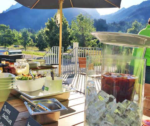 Lato, słońce, słońce i pyszny wieczór grillowy w Explorer Hotel. Dodaj lodowatą sangrię i leżak – to po prostu krzyczy „wakacje”. Wybierz się więc do Explorer Hotel Hinterstoder lub Zillertal!