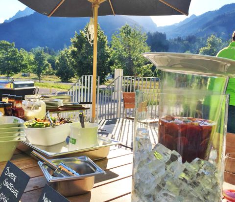 L'été, le soleil, un délicieux barbecue à l'hôtel Explorer. Ajoutez une sangria bien fraîche et un transat : les vacances sont au rendez-vous ! Alors, direction l'hôtel Explorer à Hinterstoder ou dans la vallée de Zillertal !