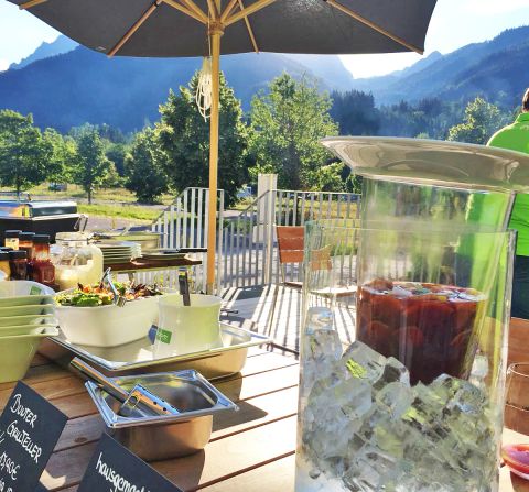 Estate, sole, sole e una deliziosa serata barbecue all'Explorer Hotel. Aggiungi una sangria ghiacciata e una sdraio: ecco che arriva il momento della vacanza. Quindi, dirigetevi all'Explorer Hotel Hinterstoder o Zillertal!