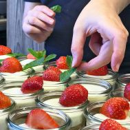 Vorfreude ist die schönste Freude: leckere Erdbeer-Desserts beim Grillabend