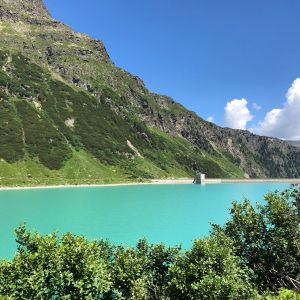 Auf der Silvretta Hochalpenstraße kommst Du auch am Vermunt Stausee vorbei. Einfach am Explorer Hotel Montafon in Gaschurn starten und die Landschaft genießen!