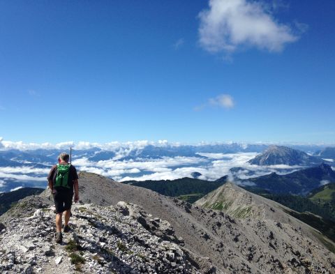 Sur la crête au-dessus des nuages, avec vue sur la vallée de l'Enns en Styrie