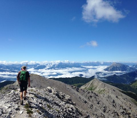 Sulla cresta sopra le nuvole con vista sull'Ennstal stiriano