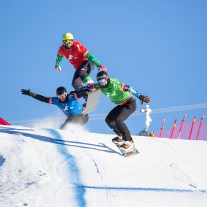 Schaue bei Deinem Skiurlaub in der Silvretta Montafon den den Snowboard Crossern bei ihren gewagten Runs zu.