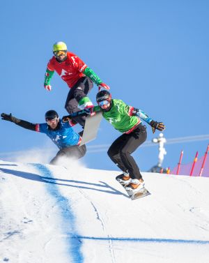 Durante la vostra vacanza sugli sci nel Silvretta Montafon, osservate gli snowboarder esibirsi nelle loro audaci discese.