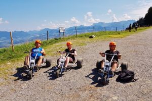 Action beim Mountain Cart fahren an der Hörnerbahn im Allgäu.
