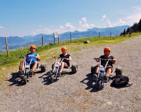 Action beim Mountain Cart fahren an der Hörnerbahn im Allgäu.