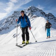 Skitouren gehen im strahlenden Sonnenschein