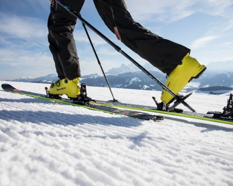 Podczas zimowego urlopu w Austrii koniecznie spróbuj skitouringu w Alpach Kitzbühelskich. Na miejscu można również wypożyczyć odpowiedni sprzęt.