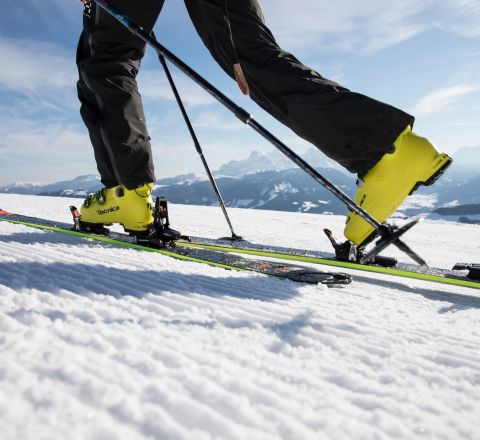 Tijdens je wintersportvakantie in Oostenrijk moet je zeker eens gaan skiën in de Kitzbüheler Alpen. Je kunt de juiste uitrusting ook ter plaatse huren.