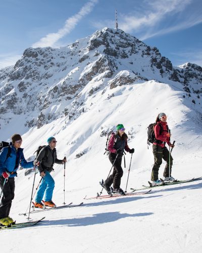 Heb je ooit met een groep op skivakantie geweest? Het is absoluut een unieke ervaring die jullie nog dichter bij elkaar brengt!
