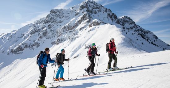 Erinnerungen sammeln beim Skitourengehen in Österreich in der Gruppe