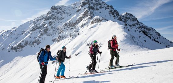 Erinnerungen sammeln beim Skitourengehen in Österreich in der Gruppe